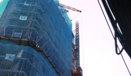 Cần cẩu sắp rơi tại Sài Gòn khiến người đi đường tháo chạy thục mạng