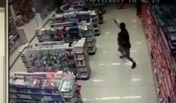 Cảnh sát Brazil vừa bế con vừa bắn gục hai tên cướp