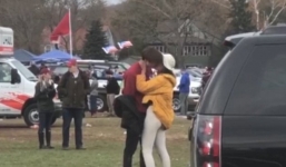 Con gái Obama hút thuốc, hôn bạn trai giữa chốn đông người