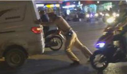 Cảnh sát giao thông còng lưng đẩy giúp ôtô chết máy giữa ngã tư 