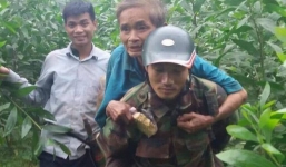 Cụ ông 70 tuổi lạc trong rừng sâu kiệt sức vì đói