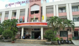 Giám đốc bệnh viện bị tố tuyển hàng loạt người nhà vào viện làm việc