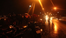 Đang đi cùng cha, nam sinh lao mình xuống sông tự tử