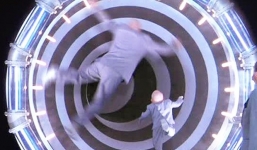 Người tự nhận trở về từ năm 2028 'kể chuyện' xảy ra ở tương lai