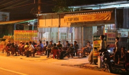 Chồng đi giao nước ngọt, vợ ở nhà chết trong tư thế treo cổ trước cửa buồng