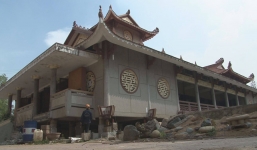 'Thần đèn' nâng đại giảng đường chùa Huệ Nghiêm nặng 2.000 tấn lên cao 3 mét