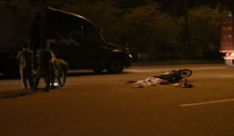 Ngã xe, đôi nam nữ bị container cán thương vong