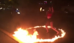 Người quay clip 'cô gái đổ xăng ra đường múa lửa' nói gì?