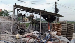 Nữ công nhân nguy kịch vì bị cuốn vào máy làm gạch