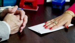 Kỷ luật cảnh cáo cán bộ địa chính xã nhận tiền 'lót tay' của dân