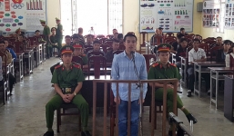 Đâm bạn tử vong vì chỉ ôm tiếp viên karaoke mà không lo hát