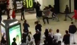 Tranh nhau đồ giảm giá hội anh trai lao vào đánh nhau giữa trung tâm thương mại