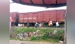 Ngạc nhiên trước cảnh người dân treo rác vào đoàn tàu để chở đi nơi khác
