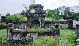 Lăng mộ mẹ vua Dục Đức ở Huế bị kẻ trộm xới tung để tìm kho báu