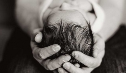 Mẹ vào nhà vệ sinh tá hỏa phát hiện con gái 15 tuổi đang sinh con