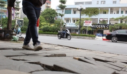 Hà Nội tiếp tục thay đá vỉa hè 'bền vững 70 năm' dù nát sau vài tháng