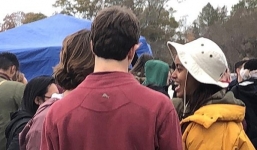 Hé lộ danh tính trai lạ có màn 'khóa môi' nóng bỏng với ái nữ nhà Obama