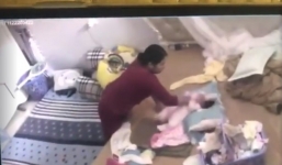 Mẹ bé gái bị bảo mẫu tung hứng, đánh đập: 'Chỉ ít phút tôi không có nhà, con tôi đã bị bạo hành'