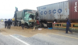 Người dân phá cửa xe container giải cứu 2 tài xế mắc kẹt trong cabin