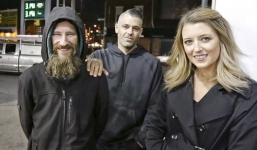 Cho cô gái 20 USD cuối cùng, anh chàng vô gia cư bất ngờ nhận được thứ ngỡ chỉ có trong mơ