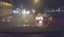 Người đi xe máy bị kẹp giữa 2 ôtô, cư dân mạng tranh cãi ai đúng ai sai