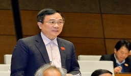 Cán bộ công chức bị xử lý vì 'vạch áo cho người xem lưng'