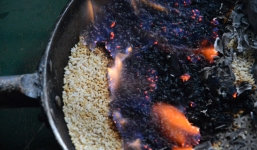 Thu giữ toàn bộ số gạo có dấu hiệu lạ cứu trợ người dân vùng lũ ở Quảng Ngãi