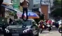 Nam thanh niên 'ngáo đá' nhảy lên xe ôtô la hét, nhảy múa, tấn công tài xế