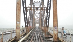 Nóng: Phát hiện vật thể nghi bom ở gần trụ cầu Long Biên