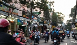 Đi GrabCar, cô gái bất cẩn mở cửa gây tai nạn chết người