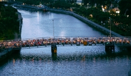 Nghịch lý kỳ lạ ở Sài Gòn: 2 cây cầu song song, người dân chen chúc đến kẹt xe trên cây cầu sắt cũ và hẹp