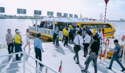 Người Sài Gòn xếp hàng dài để được trải nghiệm 'xe buýt' chạy trên nước