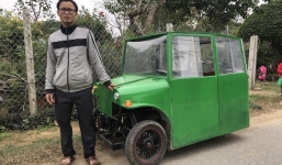 Ông bố chế ô tô điện 3 bánh như 'xe Jeep' để chở con đi học đỡ mưa gió