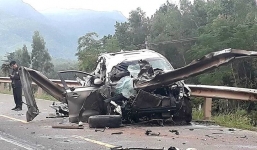 'Xế hộp' tông vào taluy bên đường, 4 người thương vong