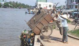 Phi tang rác xuống sông, nhân viên môi trường bị phạt 5 triệu đồng