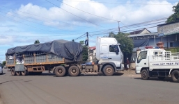 Tạm giữ tài xế đi vào đường cấm, dọa tông cả CSGT