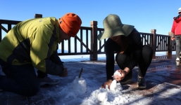 Nhiệt độ giảm sâu dưới 0 độ C, đỉnh Fansipan phủ trắng sương muối