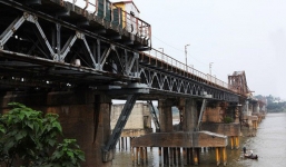 Vật thể lạ dưới chân cầu Long Biên được xác định là bom