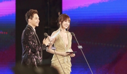 2 sắc thái của Hari Won tại MAMA 2017: Vừa 'mặc nhầm' đồ công sở đã phô ngay vòng 1 trên sân khấu