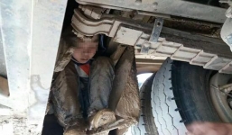 Xót xa 2 bé trai lấm lem bùn đất, trốn dưới gầm xe khách suốt quãng đường 90km vì muốn gặp bố mẹ