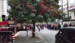 Hà Nội: Không kịp mặc áo ấm, người dân vội vàng ôm con tháo chạy khỏi tòa nhà 17 tầng đang bốc cháy