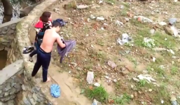 Nhảy cầu tự vẫn, người phụ nữ được người đi đường lao xuống sông cứu sống