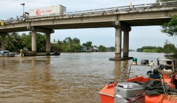 Chìm sà lan chở cát, nghi vấn 2 vợ chồng mất tích