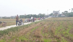 Phát hiện thi thể cô gái trong cống nước ngoài cánh đồng