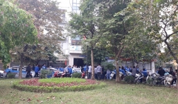 Hàng trăm lái xe taxi bất ngờ nghỉ việc, tập trung biểu tình trước trụ sở công ty