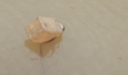 Cận cảnh vị trí có bom dưới chân cầu Long Biên