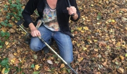 Cầm máy dò kim loại đi khắp cánh đồng, người đàn ông gặt hái được thành quả không tin nổi