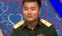 BMHH: Cô gái xinh đẹp đòi hôn chàng thiếu úy nhút nhát, mẹ ngồi dưới vỗ tay hoan hô