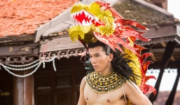 Ngọc Tình diện trang phục dân tộc được báo Thái Lan ca ngợi khi dự thi Manhunt 