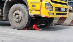 Chở em đi học về, hai anh em bị xe tải cán chết thương tâm